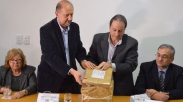 LAS AUTORIDADES que encabezaron la apertura de sobres en la Casa del Emprendedor