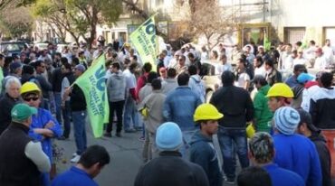 PROTESTA. Trabajadores afiliados a la UOCRA manifiestan en Rosario por el asesinato del arquitecto Sandro Procopio.   portal Conclusión