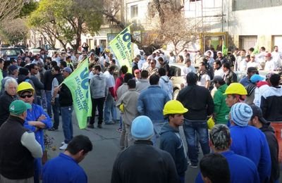 PROTESTA. Trabajadores afiliados a la UOCRA manifiestan en Rosario por el asesinato del arquitecto Sandro Procopio.   portal Conclusión