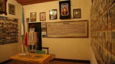 En la sala mayor del museo se pueden observar fotografías de todas las iglesias y capillas de la provincia de Santa Fe. Además hay un cuadro con la imagen de todos los Papas