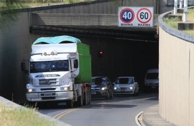 TÚNEL SUBFLUVIAL. La colapsada conexión física entre las capitales provinciales pide una alternativa. Cruces y debate abierto por la determinación de Vialidad Nacional sobre la posible traza para la futura unión a instancias del informe que realizó la consultora Atec. archivo/Mauricio Garín