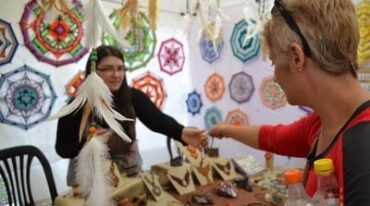 UNA VARIADA producción de objetos artesanales se comercializaron en la feria de Santo Tomé