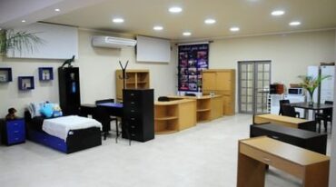 UN SALÓN de exposición y venta de distintos productos fabricados por internados en el marco de las políticas del Instituto Autárquico Provincial de Industrias Penitenciarias. Archivo