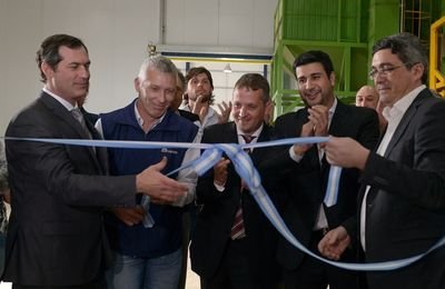 CORTE DE CINTAS. El acto inaugural permitió reflejar el entusiasmo que encierra el emprendimiento.  Prensa Min. de Agricultura