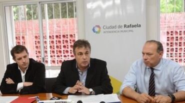 ANUNCIO. Momento en el que se hace público el acuerdo entre autoridades rafaelinas y nacionales. De izquierda a derecha