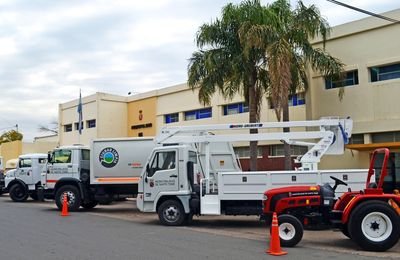 TODO NUEVO. Parte de la flota de maquinarias adquiridas por la Municipalidad de Santo Tomé exhibida frente al edificio sede del municipio local. Prensa Mun. de Santo Tomé