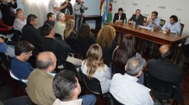 EN MARCHA. Vista general de acto en el que se anunció la firma del contrato para avanzar con el tendido del Gasoducto Regional del Sur. Mariano Vitulli