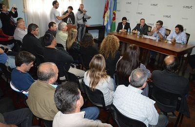 EN MARCHA. Vista general de acto en el que se anunció la firma del contrato para avanzar con el tendido del Gasoducto Regional del Sur. Mariano Vitulli