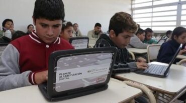 MÁS DE UN CENTENAR y pizarras digitales interactivas y kits de tablets en 139 escuelas iniciales