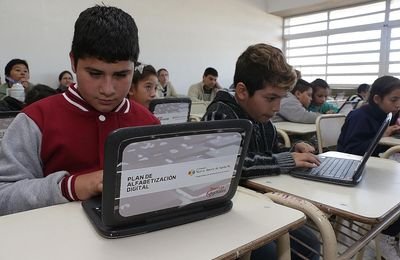 MÁS DE UN CENTENAR y pizarras digitales interactivas y kits de tablets en 139 escuelas iniciales