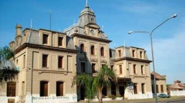 RENOVACIÓN. Fachada de la antigua estación ferroviaria Central Córdoba que será intervenida para su puesta en valor.  Archivo