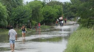 LA MARCHA del agua en las zonas ribereñas van complicando a los habitantes costeros.  Luis Verón