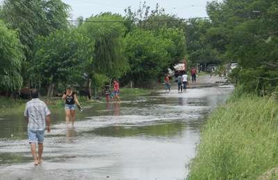 LA MARCHA del agua en las zonas ribereñas van complicando a los habitantes costeros.  Luis Verón