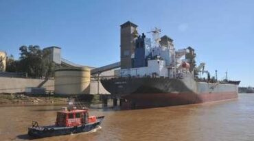 ACTIVIDAD. Los buenos resultados de la última campaña sojera permitió el repunte de las exportaciones e incrementó la actividad industrial en los establecimientos de la zona de Rosario. Archivo/José Vittori