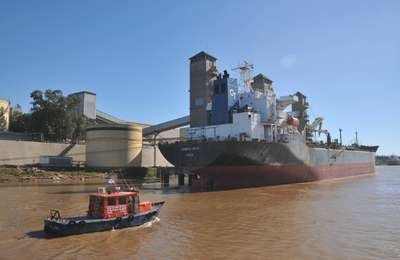 ACTIVIDAD. Los buenos resultados de la última campaña sojera permitió el repunte de las exportaciones e incrementó la actividad industrial en los establecimientos de la zona de Rosario. Archivo/José Vittori