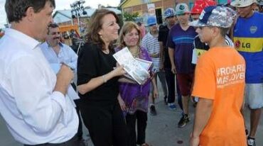 RECONOCIMIENTO. Fein y parte de su equipo otorgaron certificados a los jóvenes que se formaron en un oficio durante todo el año. El programa Nueva Oportunidad del municipio rosarino continúa sumando participantes. Prensa Mun. Rosario