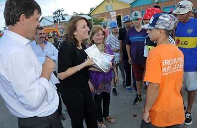 RECONOCIMIENTO. Fein y parte de su equipo otorgaron certificados a los jóvenes que se formaron en un oficio durante todo el año. El programa Nueva Oportunidad del municipio rosarino continúa sumando participantes. Prensa Mun. Rosario