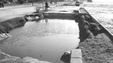 LA PEOR crecida del Paraná en Santa Fe se verificó en 1983. La imagen muestra el colapso de la calzada en parte de la Costanera de la ciudad capital.  Archivo / Alejandro Villar