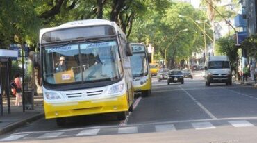 EN EL CENTRO de la polémica: el carril exclusivo de Av. Rivadavia es generador de diferentes puntos puntos de vista.  Archivo/Flavio Raina