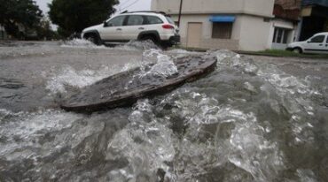 El sistema pluvial quedó colapsado con tanta lluvia caída sobre la capital provincial. Se vieron muchos rebases de bocas de inspección en toda la ciudad. Mauricio Garín