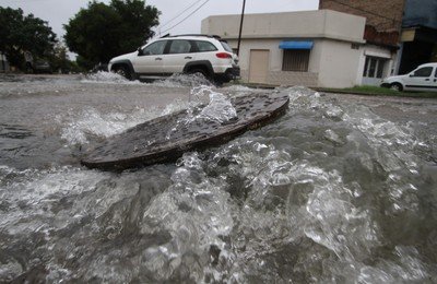 El sistema pluvial quedó colapsado con tanta lluvia caída sobre la capital provincial. Se vieron muchos rebases de bocas de inspección en toda la ciudad. Mauricio Garín