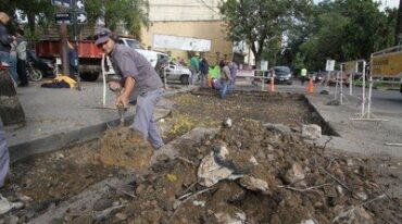 Los trabajos de bacheo se realizan en diferentes puntos del ejido urbano santafesino. Guillermo Di Salvatore