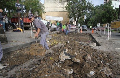 Los trabajos de bacheo se realizan en diferentes puntos del ejido urbano santafesino. Guillermo Di Salvatore