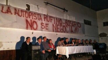"No se negocia". Así reza el trapo que colgaron los rufinenses en el marco de la asamblea popular. gentileza portal Rufino Web