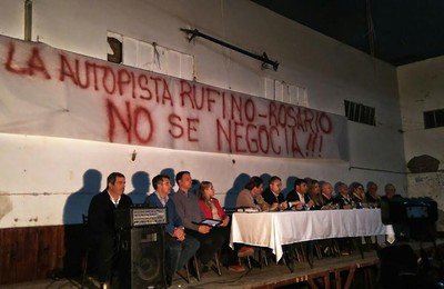 "No se negocia". Así reza el trapo que colgaron los rufinenses en el marco de la asamblea popular. gentileza portal Rufino Web