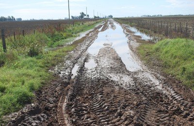 Caminos rurales estropeados en toda la provincia. Gentileza