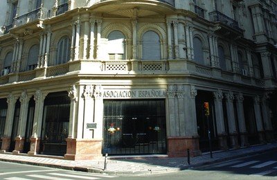 Fachada. La piedra fundamental del inmueble actual de la esquina de Santa Fe y Entre Ríos fue colocada en 1913. Y se terminó de construir al año siguiente. Mirador Provincial