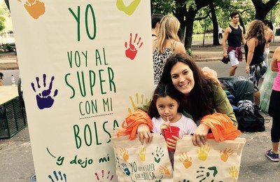 Una campaña de la Cámara de Supermercados y Autoservicios de Rosario y la Región para la erradicación de las bolsas plásticas en las compras. El sector empresario de los plásticos denuncia que esta medida hace peligrar unos 350 puesto de trabajo. Gentileza