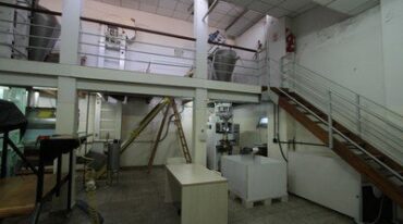 Dimensiones. La planta cuenta con 300 m2 y tiene una capacidad de producción de 4000 porciones por hora. Guillermo Di Salvatore