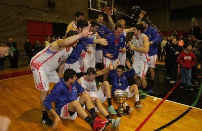 Alegría. El festejo del plantel del conjunto santafesino luego de haberse consagrado campeón. Manuel Fabatía