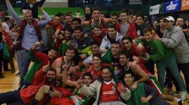 Alegría total. El festejo de los jugadores de Sportivo Las Parejas luego de lograr el ascenso al TNA. Gentileza Club Sportivo Las Parejas