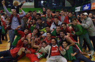Alegría total. El festejo de los jugadores de Sportivo Las Parejas luego de lograr el ascenso al TNA. Gentileza Club Sportivo Las Parejas