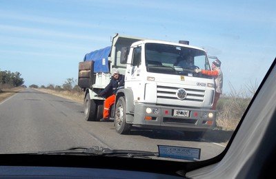 Personal de la DPV realizó tareas de bacheo entre Elisa y La Pelada