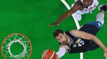 Andrés Nocioni busca el doble marcado por Kevin Durant. Gentileza: Getty Images. Sitio oficial Río 2016.