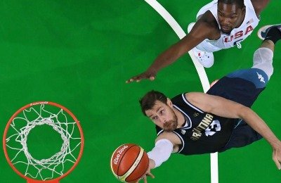 Andrés Nocioni busca el doble marcado por Kevin Durant. Gentileza: Getty Images. Sitio oficial Río 2016.