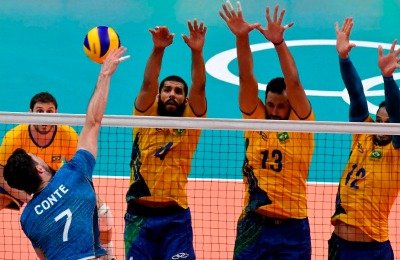 Facundo Conte pega ante el triple bloqueo brasileño. Gentileza: prensa COA/ENARD.