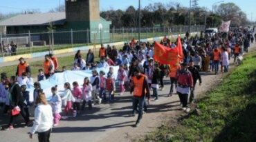 El abrazo solidario se realizó en la manzana de las calles Derqui