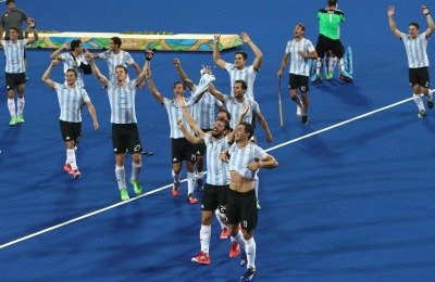 Brunet (de barba y zapatillas rojas) es el 24° campeón olímpico nacido en la provincia de Santa Fe. Gentileza: Getty Images. Sitio oficial Río 2016.