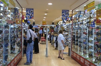 Zapaterías. Mientras baja el ritmo de producción de las fábricas