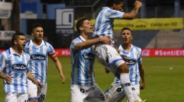 Fernando Luna festeja su gol