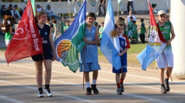 Los abanderados con las banderas de la Asociación Cañadense de Básquetbol