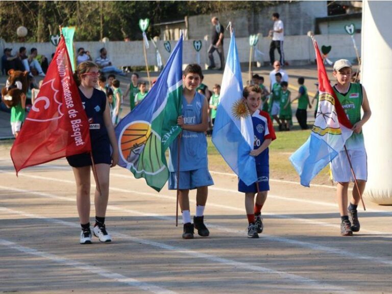 Los abanderados con las banderas de la Asociación Cañadense de Básquetbol