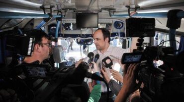 Con la prensa. El intendente santafesino dio detalles de la obra inaugurada desde adentro de una unidad de la línea 18. Prensa Mun. de Santa Fe