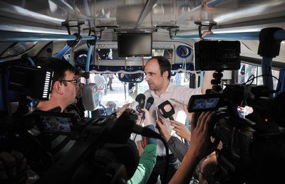 Con la prensa. El intendente santafesino dio detalles de la obra inaugurada desde adentro de una unidad de la línea 18. Prensa Mun. de Santa Fe