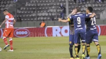 Los canallas festejaron en el Padre Martearena y esperan rival de Lanús y Boca Juniors. Télam.