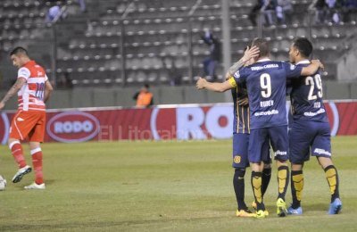 Los canallas festejaron en el Padre Martearena y esperan rival de Lanús y Boca Juniors. Télam.